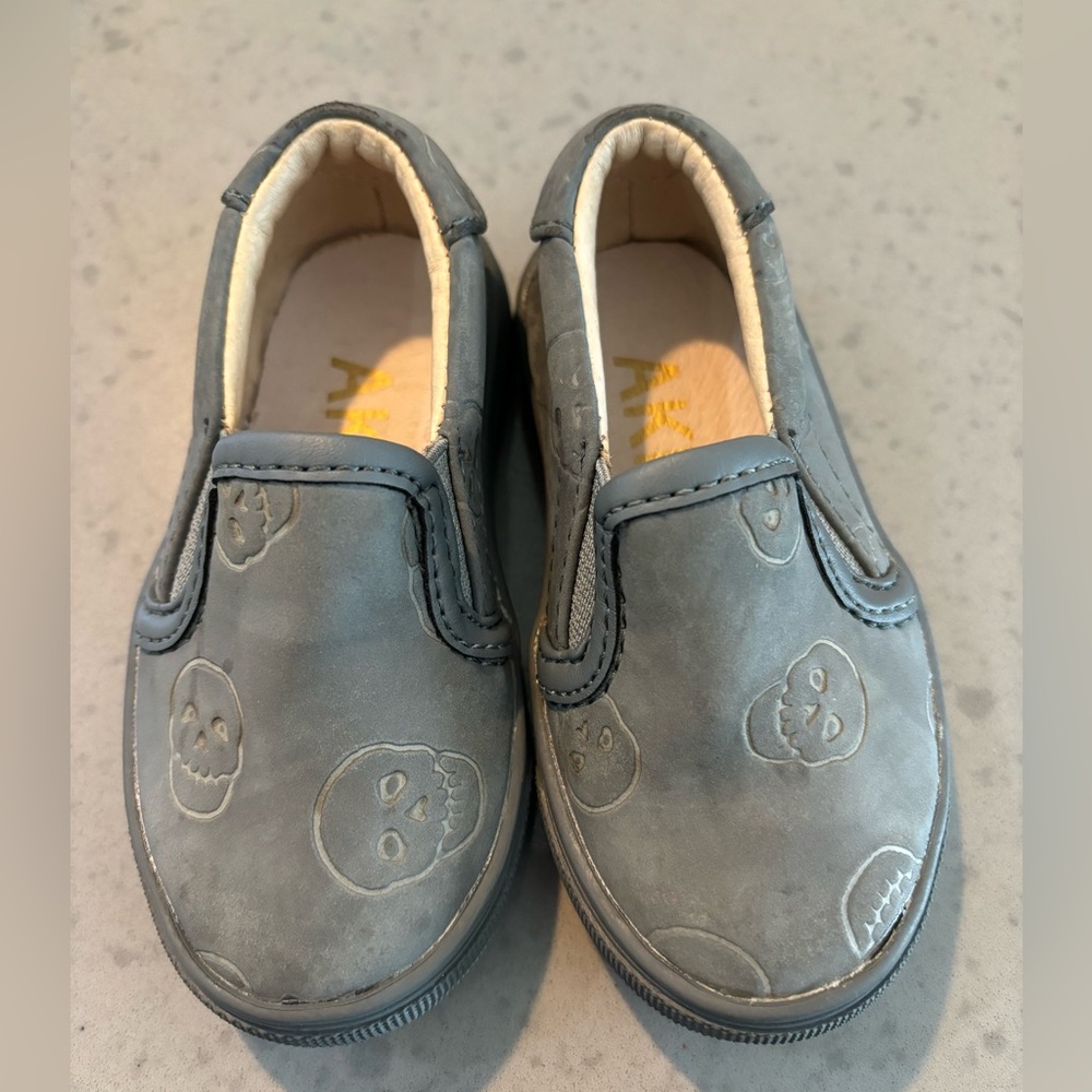 Akid Gray Skull Head Slip On Shoes, size 4.